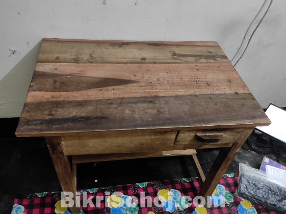 পড়ার টেবিল। 01983859506
